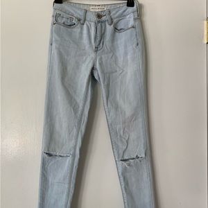 Bullhead Light Wash High Wasted Ripped Jeans